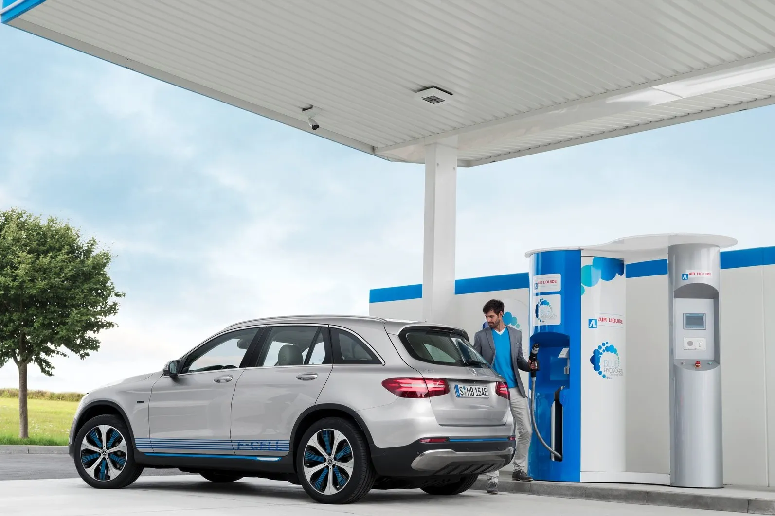 Mercedes-Benz präsentiert auf der IAA 2017 in Frankfurt mit dem Vorserienmodell des neuen Mercedes-Benz GLC F-CELL den nächsten Meilenstein auf dem Weg zum emissionsfreien Fahren.Neben Wasserstoff wird die rein elektrische Variante des SUV auch Strom „tanken“. 

At the IAA International Motor Show 2017 in Frankfurt, Mercedes-Benz is presenting a preproduction model of the new Mercedes-Benz GLC F-CELL as the next milestone on the road to emission-free driving.In addition to hydrogen, the all-electric variant of the popular SUV will also run on electricity.